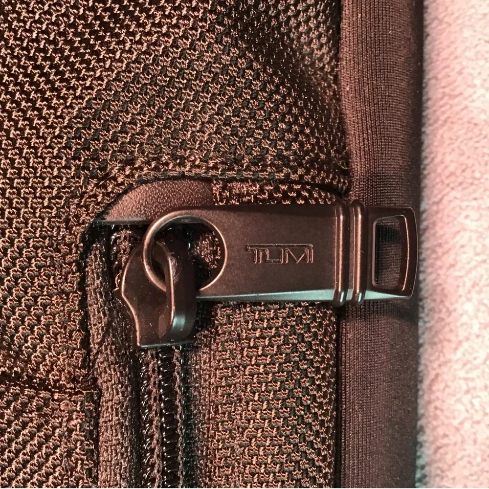 Tumi slip your